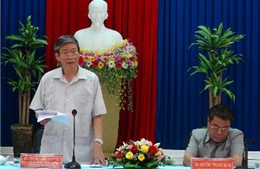 Đồng chí Đinh Thế Huynh làm việc tại Hậu Giang